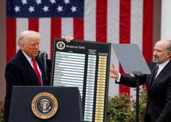 Donald Trump sedang berbicara soal kebijakan tarif di Gedung Putih—kegiatan terkait kebijakan perdagangan yang dipersoalkan pengadilan AS. (Sumber: Reuters)