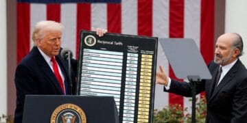 Donald Trump sedang berbicara soal kebijakan tarif di Gedung Putih—kegiatan terkait kebijakan perdagangan yang dipersoalkan pengadilan AS. (Sumber: Reuters)