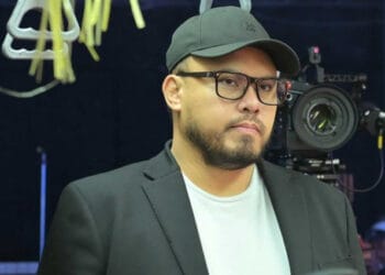 Sutradara Joko Anwar tampak sedang berada di lokasi syuting—menunjukkan profesionalisme dan jiwa kreatif di balik layar proyek film terbarunya. (Sumber: Medcom)