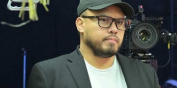 Sutradara Joko Anwar tampak sedang berada di lokasi syuting—menunjukkan profesionalisme dan jiwa kreatif di balik layar proyek film terbarunya. (Sumber: Medcom)