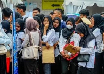 Visual ilustratif yang menggambarkan frustrasi fresh graduate saat mengirim ratusan CV tapi tak kunjung mendapat panggilan wawancara. (Sumber: bbc.com)