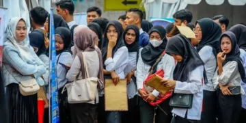 Visual ilustratif yang menggambarkan frustrasi fresh graduate saat mengirim ratusan CV tapi tak kunjung mendapat panggilan wawancara. (Sumber: bbc.com)