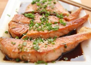 Ilustrasi sederet makanan kaya omega-3 seperti ikan, biji-bijian, dan kacang-kacangan, alternatif hemat pengganti salmon untuk gaya hidup sehat.