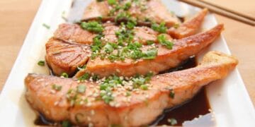 Ilustrasi sederet makanan kaya omega-3 seperti ikan, biji-bijian, dan kacang-kacangan, alternatif hemat pengganti salmon untuk gaya hidup sehat.