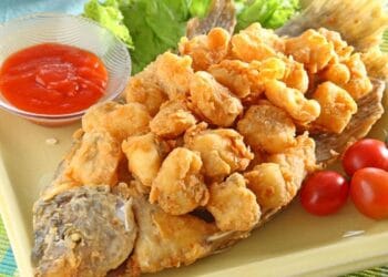 Ilustrasi ikan goreng tepung crispy — menggambarkan kerenyahan tekstur luar yang menjadi ciri khas resep-resep ikan goreng praktis. (Sumber: Sajian Sedap)