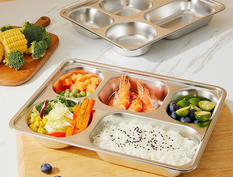 Gambar ilustrasi sebuah food tray (ompreng) dari stainless steel—simbol alat makan massal yayasan Makan Bergizi Gratis (MBG). Foto: Peeqaboo