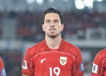 Thom Haye dalam jersey Timnas Indonesia diperkenalkan sebagai rekrutan baru Persib Bandung. (Sumber: KOMPAS.com/ADIL NURSALAM)