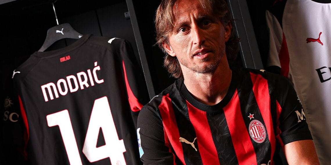Luka Modrić mengenakan jersey AC Milan saat tampil di San Siro dalam debutnya di Coppa Italia—mengabadikan momen kebanggaan dan atmosfer stadion yang penuh semangat. (Foto: Media sosial X AC Milan)