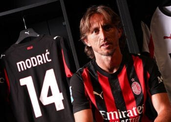 Luka Modrić mengenakan jersey AC Milan saat tampil di San Siro dalam debutnya di Coppa Italia—mengabadikan momen kebanggaan dan atmosfer stadion yang penuh semangat. (Foto: Media sosial X AC Milan)
