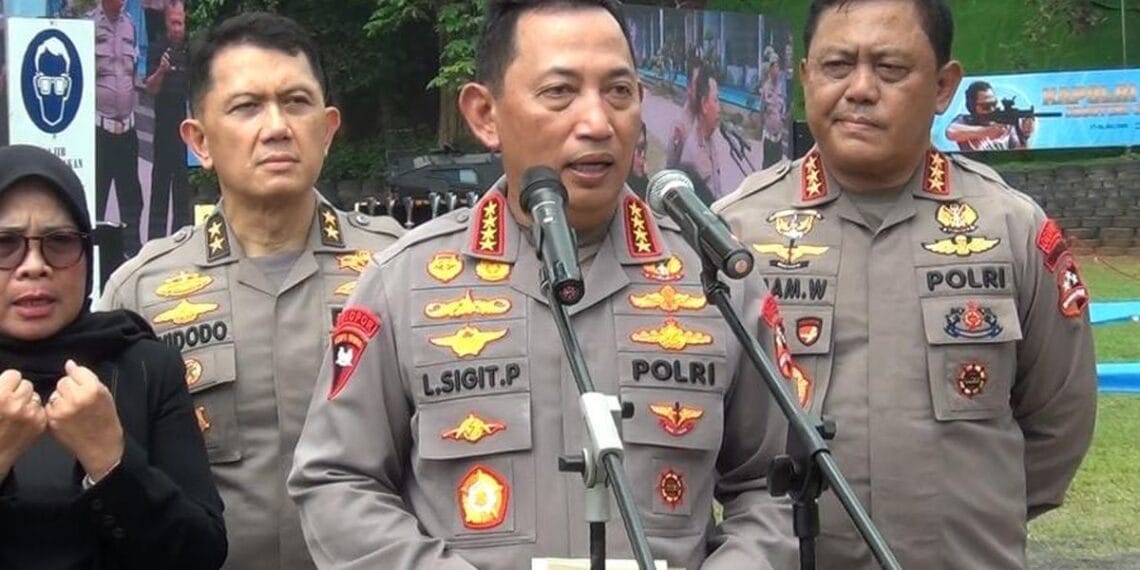 Kapolri, Jenderal Listyo Sigit Prabowo memberikan keterangan pers terkait insiden rantis Brimob menabrak pengemudi ojek online. (Sumber: KOMPAS.com/DINDA AULIA RAMADHANTY)