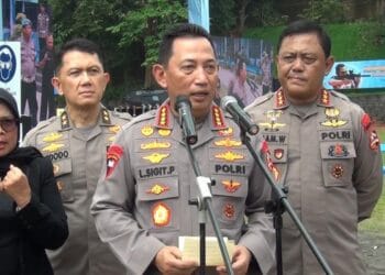 Kapolri, Jenderal Listyo Sigit Prabowo memberikan keterangan pers terkait insiden rantis Brimob menabrak pengemudi ojek online. (Sumber: KOMPAS.com/DINDA AULIA RAMADHANTY)