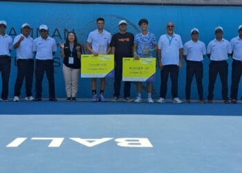 Arthur Gea tengah berdiri di podium juara usai menyabet gelar di turnamen M-25 di Bali, menunjukkan kebanggaan atas penampilannya yang dominan. Sumber: Istimewa