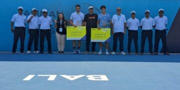 Arthur Gea tengah berdiri di podium juara usai menyabet gelar di turnamen M-25 di Bali, menunjukkan kebanggaan atas penampilannya yang dominan. Sumber: Istimewa