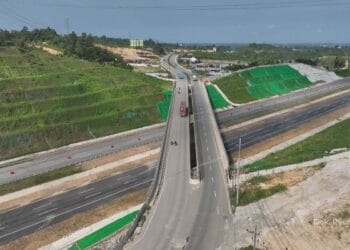 Jalan tol baru IKN Seksi 3A tampak berdiri kokoh, melintasi areal hijau dan menunjukkan salah satu kemajuan besar infrastruktur nasional—mewakili konektivitas cepat antara Balikpapan dan IKN Nusantara. (Sumber: Hutama Karya)