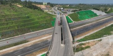 Jalan tol baru IKN Seksi 3A tampak berdiri kokoh, melintasi areal hijau dan menunjukkan salah satu kemajuan besar infrastruktur nasional—mewakili konektivitas cepat antara Balikpapan dan IKN Nusantara. (Sumber: Hutama Karya)