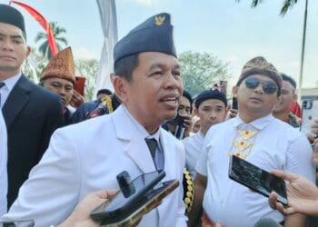 Gubernur Jawa Barat Dedi Mulyadi menyampaikan duka dan sorotan terkait tragedi kecacingan akut yang menimpa balita asal Sukabumi—mewakili keprihatinan terhadap kelalaian roda pelayanan kesehatan desa.  (Sumber: Kompas.com/Faqih Rohman Syafei)
