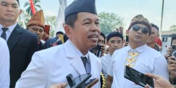 Gubernur Jawa Barat Dedi Mulyadi menyampaikan duka dan sorotan terkait tragedi kecacingan akut yang menimpa balita asal Sukabumi—mewakili keprihatinan terhadap kelalaian roda pelayanan kesehatan desa.  (Sumber: Kompas.com/Faqih Rohman Syafei)