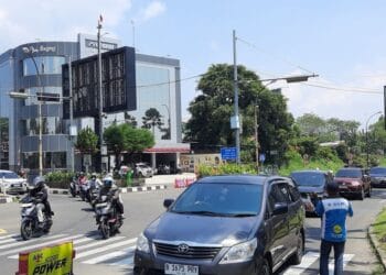 Pemandangan jalur menuju Puncak Bogor yang tampak lengang di pagi hari selama long weekend (foto:  KOMPAS.COM/AFDHALUL IKHSAN)
