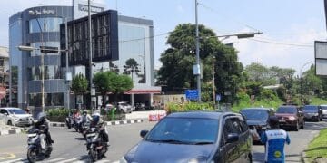 Pemandangan jalur menuju Puncak Bogor yang tampak lengang di pagi hari selama long weekend (foto:  KOMPAS.COM/AFDHALUL IKHSAN)