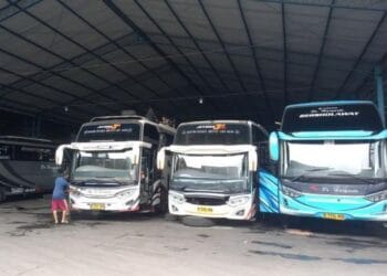 Armada PO Haryanto terlihat sedang parkir, menggambarkan suasana dalam bis tanpa musik pasca kebijakan baru—menunjukkan suasana yang kini lebih sunyi sepanjang perjalanan. (Sumber: TRIBUN JATENG/Rifqi Gozali)