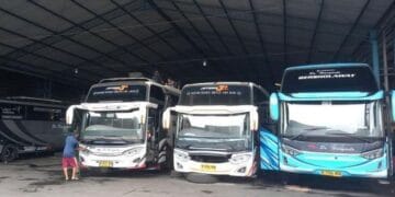 Armada PO Haryanto terlihat sedang parkir, menggambarkan suasana dalam bis tanpa musik pasca kebijakan baru—menunjukkan suasana yang kini lebih sunyi sepanjang perjalanan. (Sumber: TRIBUN JATENG/Rifqi Gozali)