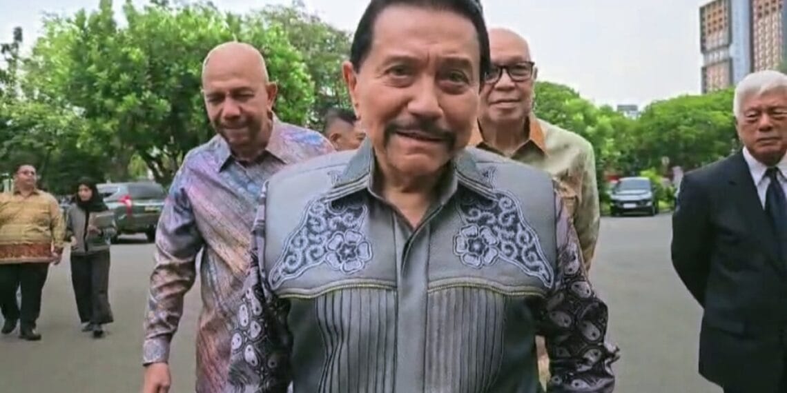 Mantan Kepala BIN Hendropriyono menduga ada pihak asing sebagai dalang di balik demo ricuh DPR. Ia menyebut pelaku non-negara yang memiliki pengaruh besar, dan sedang pergunakan pihak di dalam negeri sebagai kaki tangan. Mantan Kepala BIN, A.M Hendropriyono Sumber: Istimewa