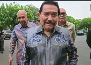 Mantan Kepala BIN Hendropriyono menduga ada pihak asing sebagai dalang di balik demo ricuh DPR. Ia menyebut pelaku non-negara yang memiliki pengaruh besar, dan sedang pergunakan pihak di dalam negeri sebagai kaki tangan. Mantan Kepala BIN, A.M Hendropriyono Sumber: Istimewa