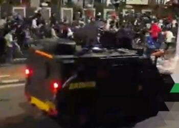 Suasana kendaraan taktis Barracuda yang diduga melindas pengemudi ojek online di Jakarta. (Sumber: Viva.co.id)