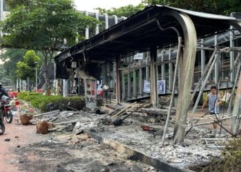 Foto: Suasana halte Transjakarta yang mengalami kerusakan usai aksi demo di Jakarta. (Sumber: SindoNews)