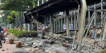 Foto: Suasana halte Transjakarta yang mengalami kerusakan usai aksi demo di Jakarta. (Sumber: SindoNews)