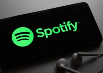 Logo Spotify tampil mencolok bersama latar warna hijau khas—menggambarkan merek musik streaming global yang tetap menjadi pilihan banyak orang. (Sumber: Forbes.com)
