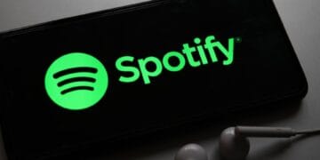 Logo Spotify tampil mencolok bersama latar warna hijau khas—menggambarkan merek musik streaming global yang tetap menjadi pilihan banyak orang. (Sumber: Forbes.com)