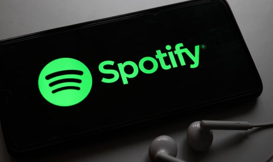 Logo Spotify tampil mencolok bersama latar warna hijau khas—menggambarkan merek musik streaming global yang tetap menjadi pilihan banyak orang. (Sumber: Forbes.com)