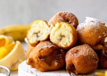 Sepiring pisang goreng madu yang tampak menggugah selera—mirip dengan yang dijajakan Pinkan Mambo, menggambarkan tekstur renyah luar dan lembut dalam.