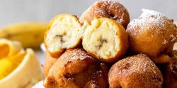 Sepiring pisang goreng madu yang tampak menggugah selera—mirip dengan yang dijajakan Pinkan Mambo, menggambarkan tekstur renyah luar dan lembut dalam.