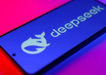 Logo DeepSeek pada perangkat digital, menggambarkan ekosistem AI terbaru dari perusahaan tersebut. (Sumber: Communications Today)