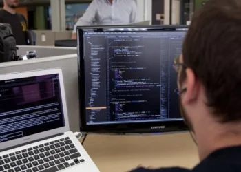 Fresh graduate Ilmu Komputer terlihat menghadapi tantangan dalam mencari pekerjaan di era di mana AI semakin mengautomasikan banyak tugas pemula. (Sumber: Suneducation.com)