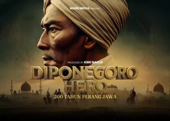 Poster film "Diponegoro Hero: 200 Tahun Perang Jawa" yang menampilkan Pangeran Diponegoro dalam aksi heroiknya. Foto: Dok. Mars Media (Reizka Kemala Nazar)