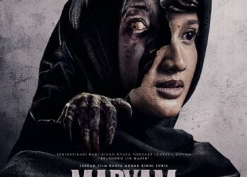 Poster resmi Maryam: Janji & Jiwa yang Terikat menampilkan sosok Maryam berhijab dengan wajah yang tampak terkoyak, tatapan mata merah menyala, dan tangan misterius di belakangnya—mencerminkan nuansa horor dan ikatan gaib dalam film ini. (Sumber: VMS Studio)