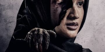 Poster resmi Maryam: Janji & Jiwa yang Terikat menampilkan sosok Maryam berhijab dengan wajah yang tampak terkoyak, tatapan mata merah menyala, dan tangan misterius di belakangnya—mencerminkan nuansa horor dan ikatan gaib dalam film ini. (Sumber: VMS Studio)