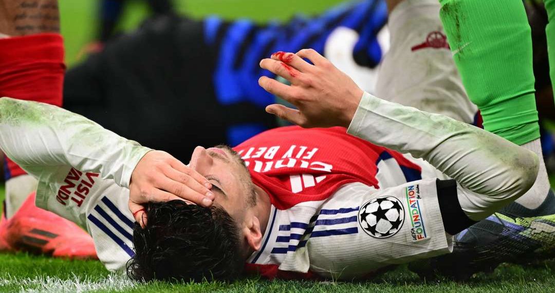 Kai Havertz tergeletak di lapangan, menggambarkan momen kritis Arsenal saat tengah menghadapi krisis lini depan akibat cedera parah striker mereka. (Sumber: Goal.com)