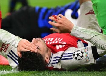 Kai Havertz tergeletak di lapangan, menggambarkan momen kritis Arsenal saat tengah menghadapi krisis lini depan akibat cedera parah striker mereka. (Sumber: Goal.com)