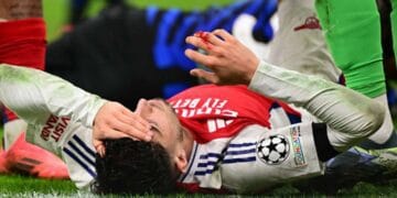 Kai Havertz tergeletak di lapangan, menggambarkan momen kritis Arsenal saat tengah menghadapi krisis lini depan akibat cedera parah striker mereka. (Sumber: Goal.com)