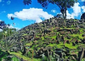 Landscape Gunung Padang dengan susunan batu alami dan teras berundak—salah satu rahasia daya tahan situs purbakala ini. Sumber: ArkeoNews