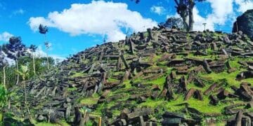 Landscape Gunung Padang dengan susunan batu alami dan teras berundak—salah satu rahasia daya tahan situs purbakala ini. Sumber: ArkeoNews