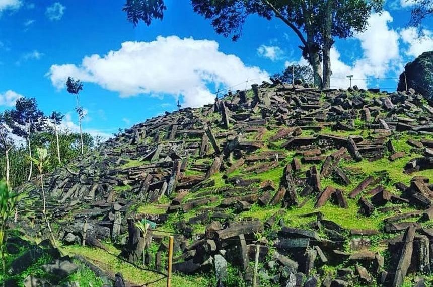 Landscape Gunung Padang dengan susunan batu alami dan teras berundak—salah satu rahasia daya tahan situs purbakala ini. Sumber: ArkeoNews