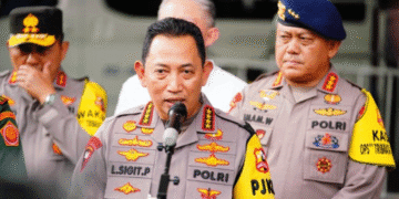 Kapolri Listyo Sigit Prabowo tegas menyebut bahwa perintah menembakkan peluru karet kepada demonstran anarkis berasal langsung dari Presiden. Ia siap dicopot jika tindakan dianggap salah, karena semua sudah berdasarkan SOP.