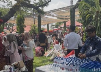 Warga tampak duduk santai di lapangan Istana Merdeka sambil menikmati makanan gratis dan hiburan musik dalam rangkaian Pesta Rakyat HUT ke-80 RI. Foto: detik.com