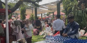 Warga tampak duduk santai di lapangan Istana Merdeka sambil menikmati makanan gratis dan hiburan musik dalam rangkaian Pesta Rakyat HUT ke-80 RI. Foto: detik.com