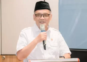 Gus Irfan sedang menyampaikan sambutan dalam sebuah acara resmi; sosok yang disebut-sebut sebagai calon kuat Menteri Haji dan Umrah. (Sumber: CNN Indonesia / MCH)